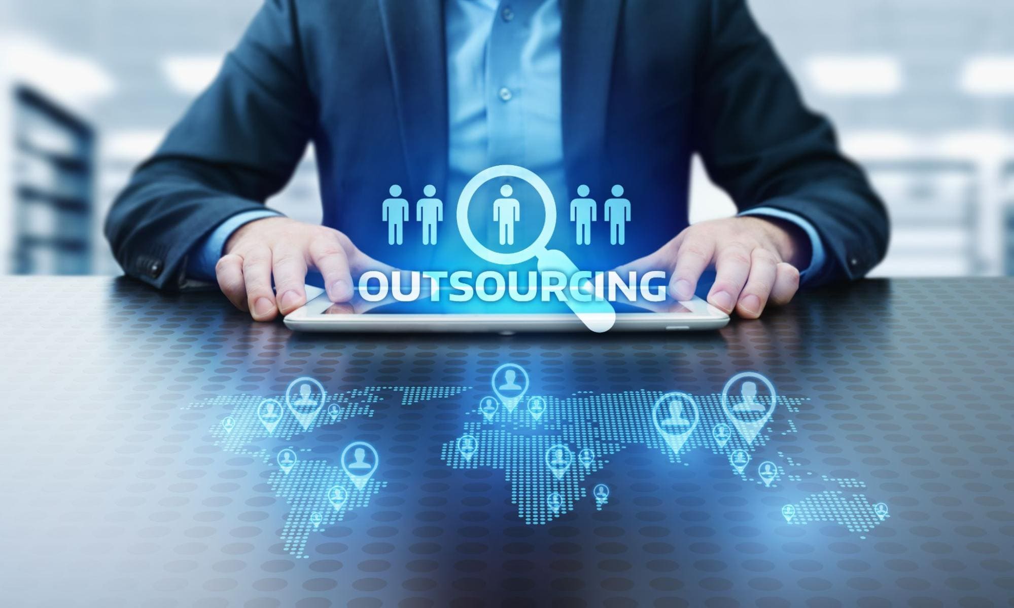 Outsource là gì? Sự khác nhau giữa công ty Product và Outsource