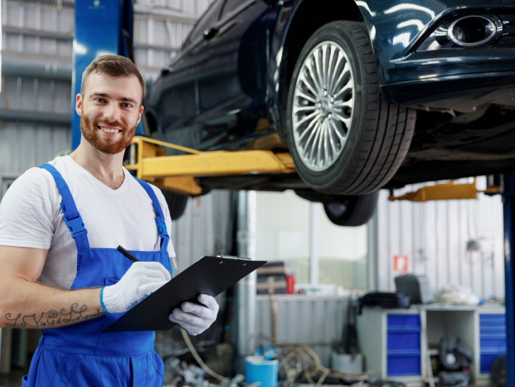 Why is it difficult to recruit auto technicians for HR?
