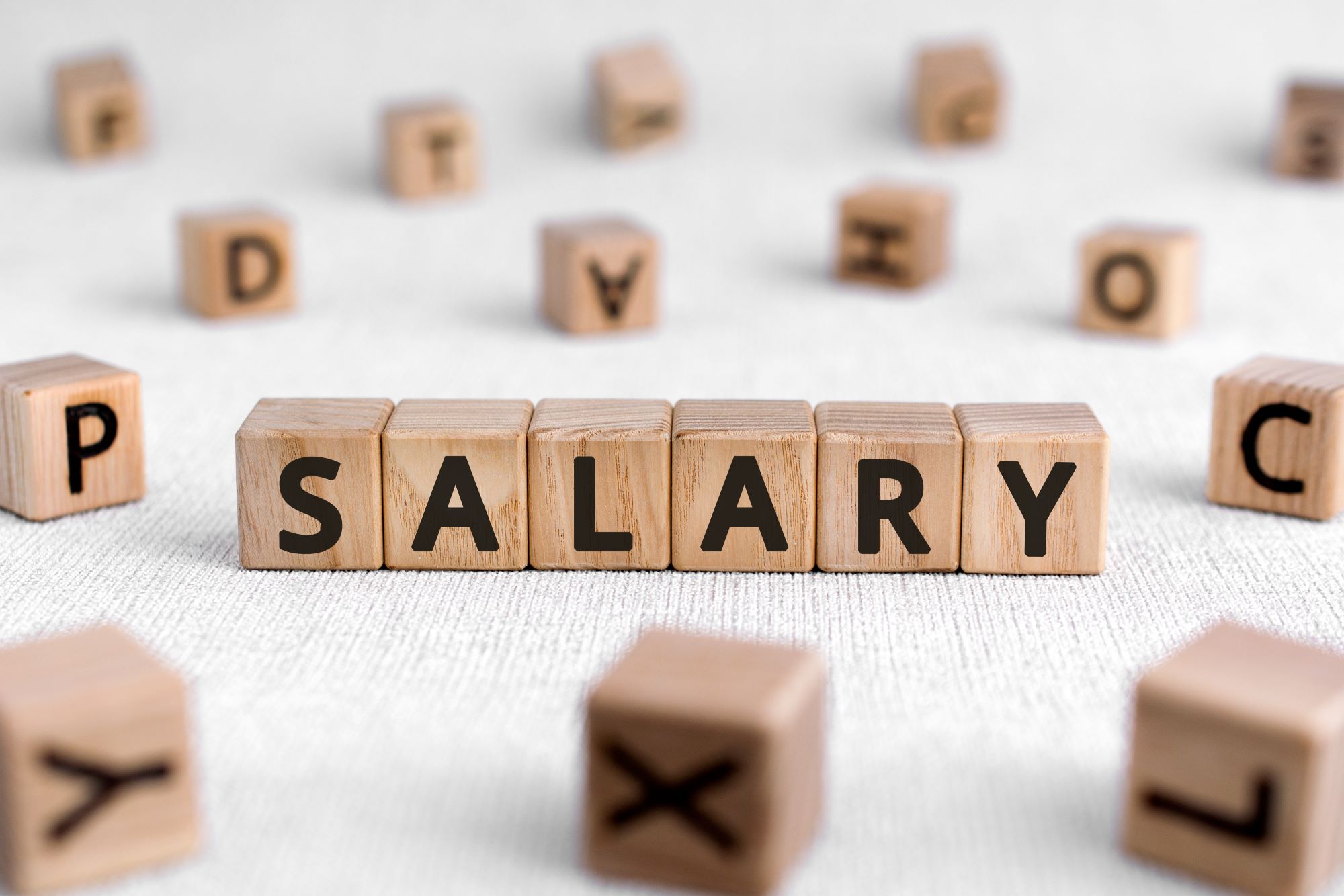 What is net salary? What should employees pay attention to to avoid losses when receiving net salary?